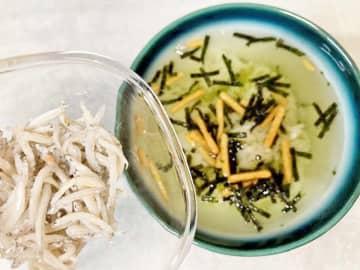 『お茶づけ海苔』に水を注いで…　トッピングに「さわやかな味」「夏に最高！」