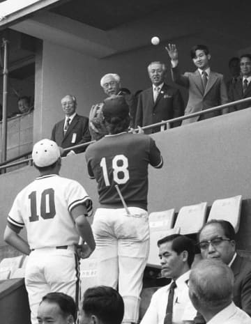 ＜あのころ＞浩宮さま、貴賓席で始球式　47年前の6月24日