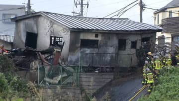 バイク販売店で出火　住宅に延焼　バイク店の上の2階に住む20代女性搬送　神奈川・横浜市