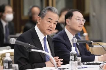 米軍の核施設攻撃「あしき前例」　中国外相が批判