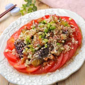 【夏のトマトはこうやって食べて】「さっぱりマジうま」「あと一品にぴったり」薬味たっぷりの簡単副菜レシピ