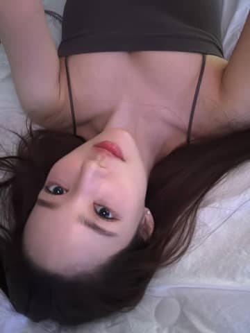 見えてる？女優パク・ミニョン、紐トップス着た妖艶な寝そべりSHOT「狂ってしまう」【PHOTO】