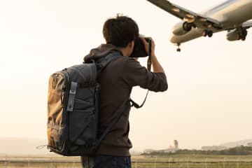 Summit Creative LIFE 信頼のバッグと創作活動の頂きへ 全国の空港に飛び回る撮影で快適に機材を持ち運ぶ 岡本豊さんが愛用する「テンジン 35L ジップ バックパック」[Sponsored]