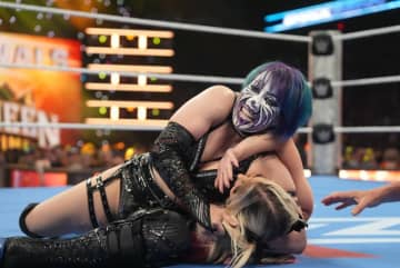 「速すぎる」人気日本人女子レスラーの“死んだフリ作戦”に美女レスラー悶絶…超速カウンターをファンも絶賛「プロレスの域を超えてる」