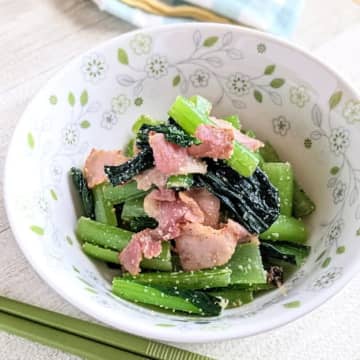 【小松菜とベーコンの簡単ナムル】粉チーズで驚くほどコクうま！副菜にもお弁当にも助かるレシピ♪