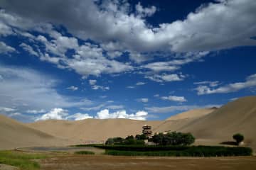 砂漠と雲の印象的な光景を堪能　中国甘粛省敦煌市