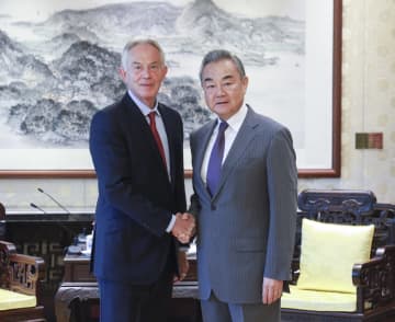 王毅氏、英国のブレア元首相と会見