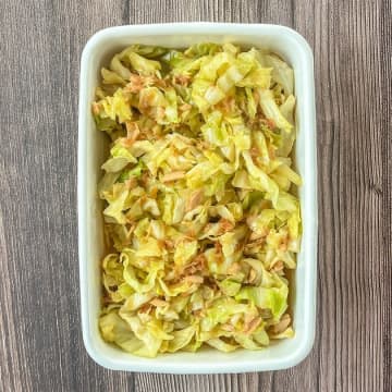 【キャベツ1玉あっという間に食べ切った】「箸が止まらない...」「これは冷蔵庫に常備しておきたい！」レンジで作れる簡単副菜レシピ