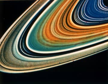 意義ある彩り ボイジャー2号が観測した土星の環