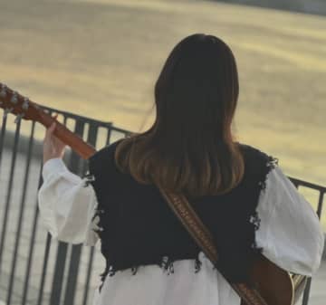 あの女性シンガーがついに顔出し解禁！人気アニメのEDも担当「やはり実物が最強」「このビジュで歌うのズルい」