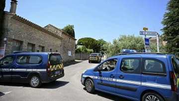 挙式直後の花嫁が撃たれて死亡、夫と子どもも重傷　フランス