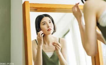 いつも疲れ顔をしている...プロが解説「たるみクマ」に効くコンシーラーの使い方