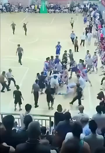 バスケの試合で大乱闘、客席からステンレス製のボウルが投げ込まれ警備員の頭を直撃―中国