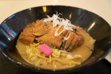 うちわ海老まるごと一尾の贅沢ちゃんぽん 春のハウステンボス限定メニュー