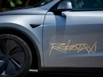 テスラの自動運転タクシーが始動、さっそく体験した人々が動画公開