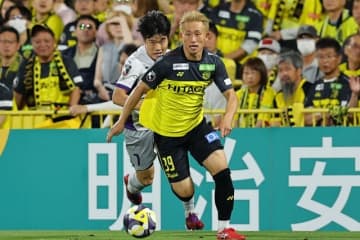 “金髪ボランチ”爆誕！ 苦しい台所事情の柏を下支え。大卒ルーキー中川敦瑛の奮闘