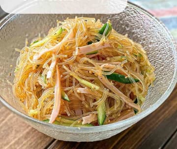 定番がおいしい♪「ハム×きゅうり」の春雨サラダ