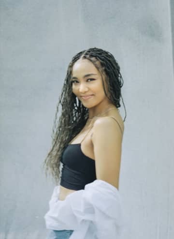 Crystal Kay、25周年記念オールタイムベスト盤配信開始　AI、BENIらからのお祝いコメント掲載特設サイトも