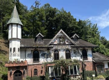 「まるで異世界カフェ？」謎すぎる激映えカフェが1,100万PV超！この建物で出されるパフェ、想像を超えてきた