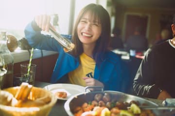 長濱ねる、山盛り料理に大興奮＆幸せそうな表情の一枚 2nd写真集から先行カット第8弾