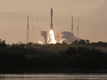アマゾン、「Project Kuiper」の衛星27基を打ち上げ　先行のStarlinkを追う
