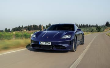 ポルシェ、フェラガモとコラボしたイタリア市場限定の「911 カレラ 4 GTS」「タイカン 4S」