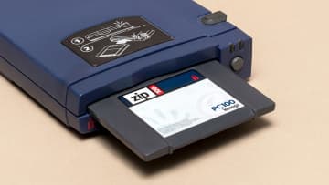 次世代フロッピー「Zipドライブ」はなぜフロッピーディスクの代わりになれなかったのか？