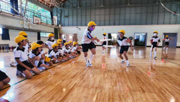 約100名の小学生が「デジタルチャンバラ」に夢中、横浜国大附属横浜小で体験授業を実施