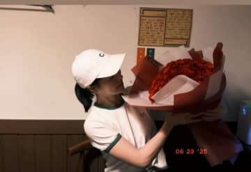 恋人イ・ドヒョンの除隊と誕生日が重なって…イム・ジヨン、幸せオーラ全開の満面の笑み【PHOTO】