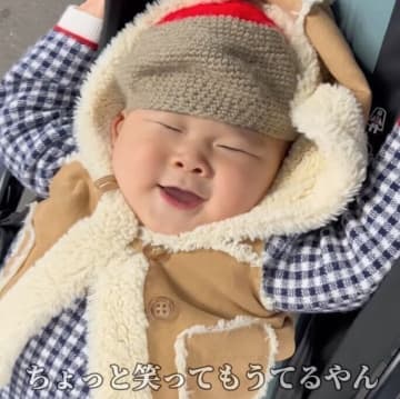 全力拒否！絶対ベビーカーに乗りたくない赤ちゃんが「クセ強で可愛い」と超話題【赤ちゃんのバズり動画】