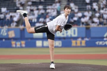 ロッテ、狩野舞子さんが始球式「ノーバンでいけたので70点くらい」