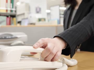 職場の電話が「また鳴った」「出るのが怖い……」20～30代の7割超が固定電話を嫌うワケ
