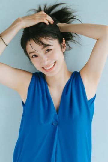 今年で俳優デビュー25周年！上戸彩、笑顔はじけるブルードレスSHOTで力強い美しさ