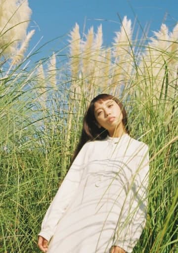 真⾈とわ、約1年ぶりとなる新曲「⻩⾊い花束」をリリース