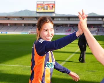 「こんなトコロで水着姿に」WEリーガー三谷沙也加のエプロン姿にファン驚き！「衝撃的」