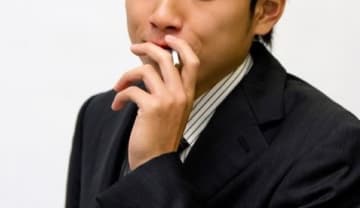「残業します」と宣言し、まず30分のたばこ休憩に行く同僚に「消臭スプレー」で復讐する女性