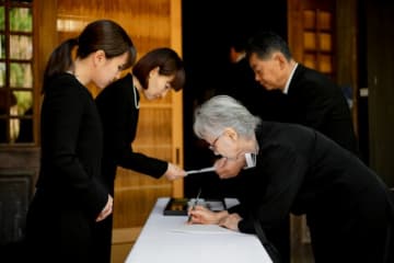 義父の葬儀を「体調が悪い」と欠席した親友、お悔やみも香典もなく絶縁　「私に対する思いはそれだけだったのか」と語る女性