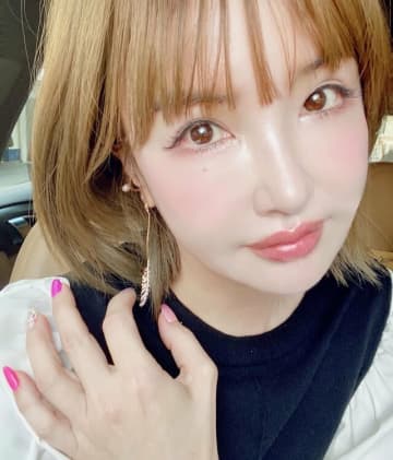 「若かわっ」「可愛すぎて辛い」平子理沙、人中消滅の超ふっくらリップのキス顔に反響　年齢不詳美貌全開