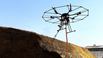 東興ジオテックとエアロセンス、法面吹付用の大型有線給電ドローンと吹付工法を開発