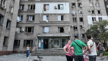 ウクライナ中部に弾道ミサイル、１５人死亡　ＮＡＴＯ会議開催中に
