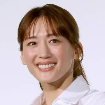綾瀬はるか「ひとりでしにたい」1年半ぶりドラマ主演でコメディエンヌとしての才能を存分に発揮（碓井広義／メディア文化評論家）
