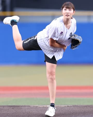 「見栄えが半端ない！」ZOZOマリン登場の185cm・狩野舞子が魅せた“鮮やかノーバン始球式”に脚光！「透明感あるわー」「もの凄い球投げてた」