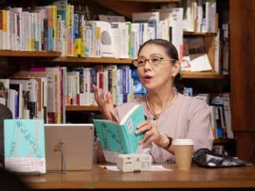 本、映画、音楽があったから芸能界で「正気」を保てた。小泉今日子×西森路代が考える、どう歳を重ねるか？