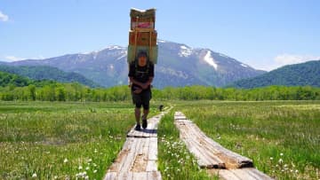 「スゴイ！の一言」　80キロの荷物を背負い、木道を歩く――はるかな尾瀬の文化を担う「歩荷」に3.6万人感動