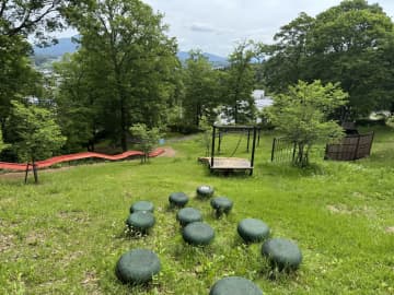 市街地からたった5分で緑豊かなキャンプ場に到着！アスレチックやバーベキューも家族で気軽に楽しめる『片曽根山森林公園』