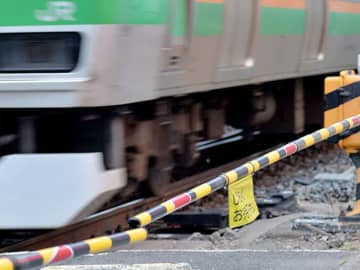 JR高崎線で人身事故　男性死亡…電車にはねられる　深夜の踏切で　異変に気付いた運転士がブレーキ、最大1時間19分の遅れ　男性の身元判明、会社員46歳