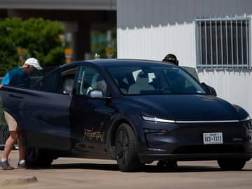 テスラのロボタクシー、「誤った車線を走行」「速度違反」との報告　当局が調査へ