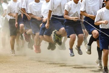 子どもが体育の授業で「公開処刑」　“できるまで座らせない”指導に母親が怒り　「全く理解出来ない」