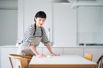 食中毒のリスクが上がる場合も　テーブルの拭き掃除の正解　プロが解説