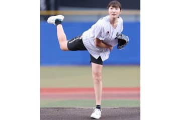 始球式で「めっちゃいい球」からの…「何でだよwww」「動揺してる」　ボール捕った大物にネット驚き